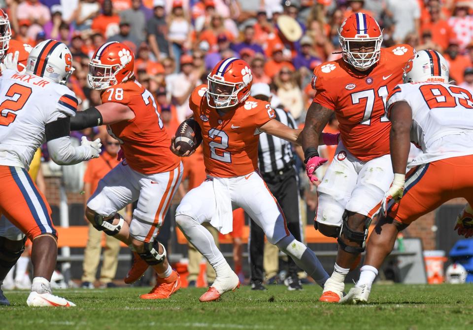 Clemson-Quarterback Cade Klubnik (2) läuft am Samstag, den 22. Oktober 2022, im vierten Viertel im Memorial Stadium in Clemson, South Carolina, durch die Verteidigung von Syracuse.