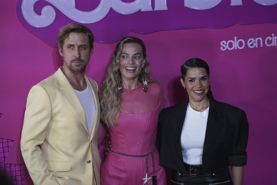 Los actores Ryan Gosling, izquierda, Margot Robbie, centro, y America Ferrera, posan para un retrato en la alfombra rosa de la película "Barbie" en la Ciudad de México el jueves 6 de julio de 2023. (Foto AP/Marco Ugarte)