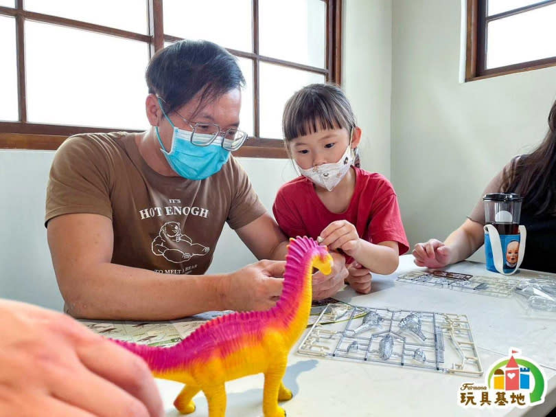 中部最大二手玩具物流中心「Formosa玩具基地」，協助回收整理、篩檢、分類、清潔、包裝到分送，推出創意課程教導民眾塑膠材料的相關知識，進而培養環保觀念。（圖/ 翻攝臉書）