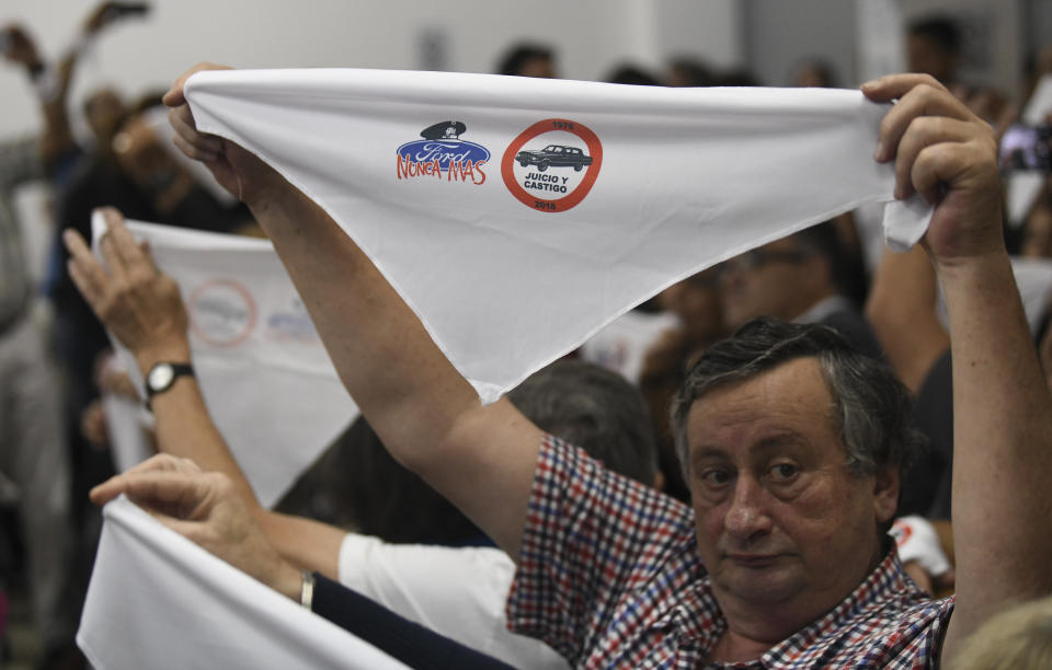 Los familiares de exempleados de Ford Motor Co. sostienen pañuelos en un tribunal donde exejecutivos de la automotriz y un exmilitar, acusados ​​de crímenes de lesa humanidad, esperan la sentencia de un tribunal en Buenos Aires, el martes 11 de diciembre de 2018. (AP Foto / Gustavo Garello)