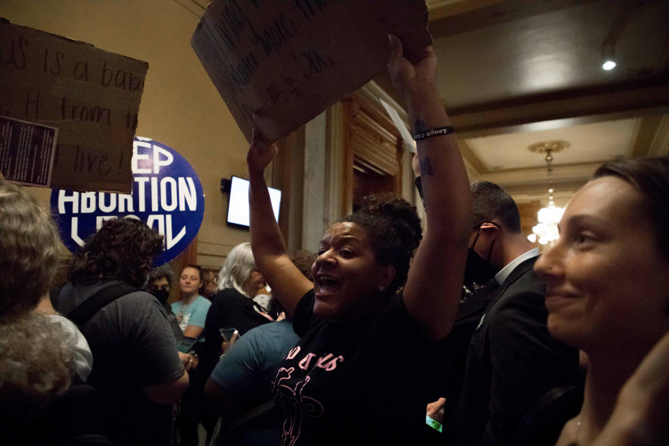 Manifestantes por el derecho al aborto en un mitin organizado en la Asamblea General de Indiana en Indianápolis, mientras los legisladores estatales se reúnen para una sesión especial, el lunes 25 de julio de 2022. (Kaiti Sullivan/The New York Times)
