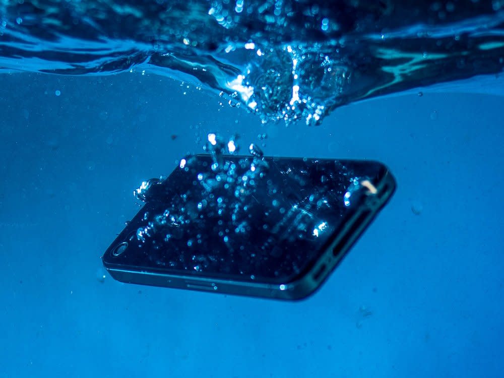 Fällt ein Handy ohne IP-Schutz ins Wasser, helfen diese Tipps beim Trocknen des Geräts. (Bild: 19x14ph/Shutterstock.com)