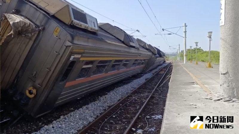 ▲台鐵東里車站受強震影響，火車傾斜、月台倒塌 ，東部幹線部分路段受阻，啟用「類火車」公路接駁。（圖／記者林調遜攝）