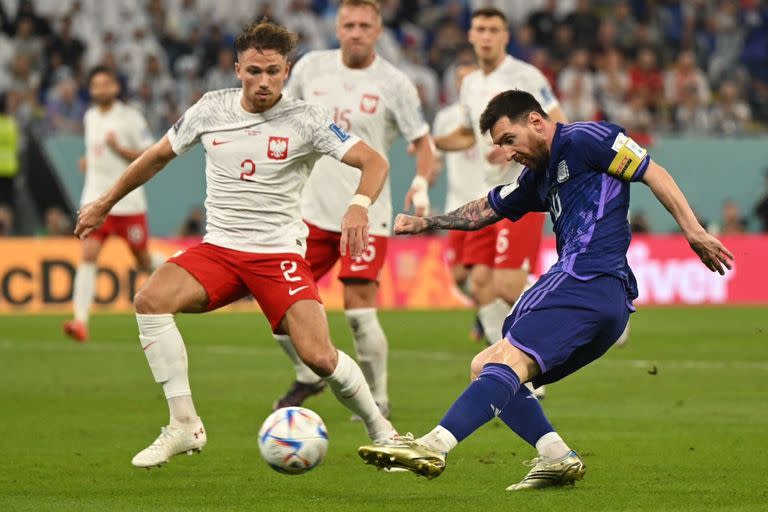 Matty Cash enfrentándose a su ídolo Lionel Messi