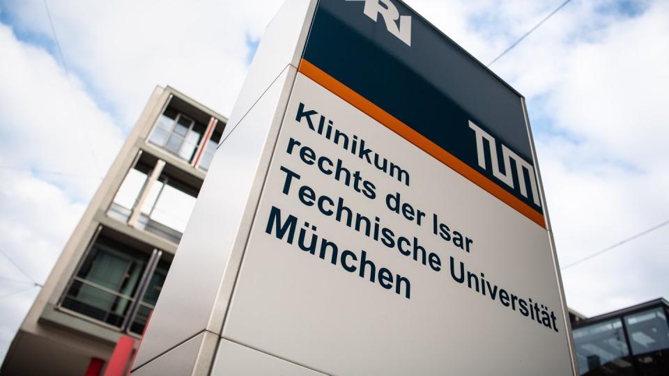 Der Schriftzug «Klinikum rechts der Isar - Technische Universität München» ist an einem Gebäude des Klinikums zu sehen. Es wird aktuell wegen drei Mordversuchen gegen einen Münchner Krankenpfleger ermittelt.