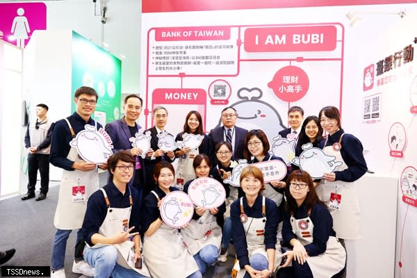 臺灣銀行吉祥物「BUBI」(音同布幣)於「2023台北國際金融博覽會」「鯨」艷亮相，可愛外型轟動全場，董事長呂桔誠（後排中）與同仁合影留念。