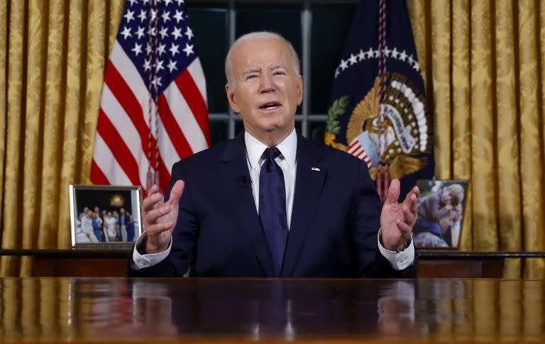 El presidente Joe Biden habla desde la Oficina Oval de la Casa Blanca, Washington, 19 de octubre de 2023.(Jonathan Ernst/Pool via AP)