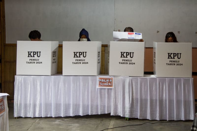 Voters cast their ballots at a polling station during the general elections in Bandung. More than 200 million voters in Indonesia will head to the polls to elect a new president, vice president, and parliamentary and local representatives in the world's largest single-day election. Algi Febri Sugita/ZUMA Press Wire/dpa