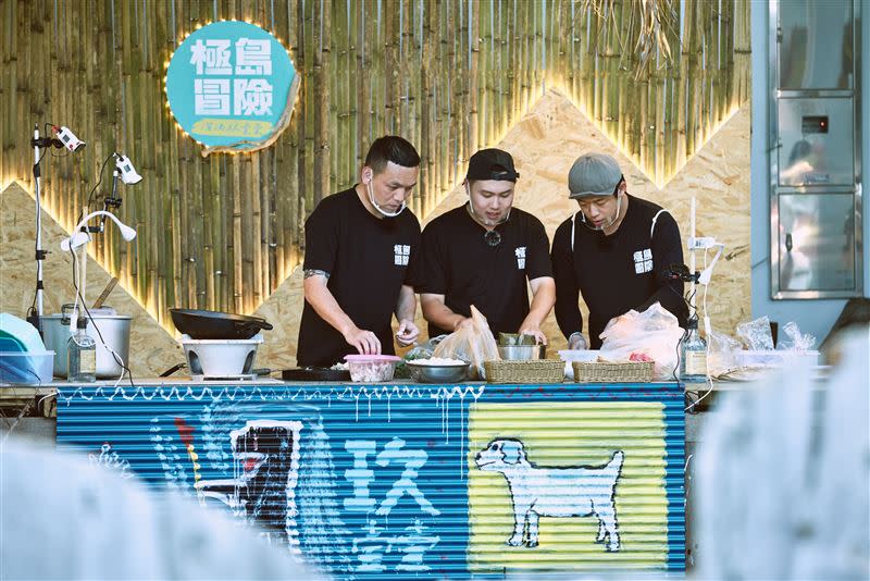 玖壹壹三人經營「極島大飯店」。（圖／混血兒娛樂提供）