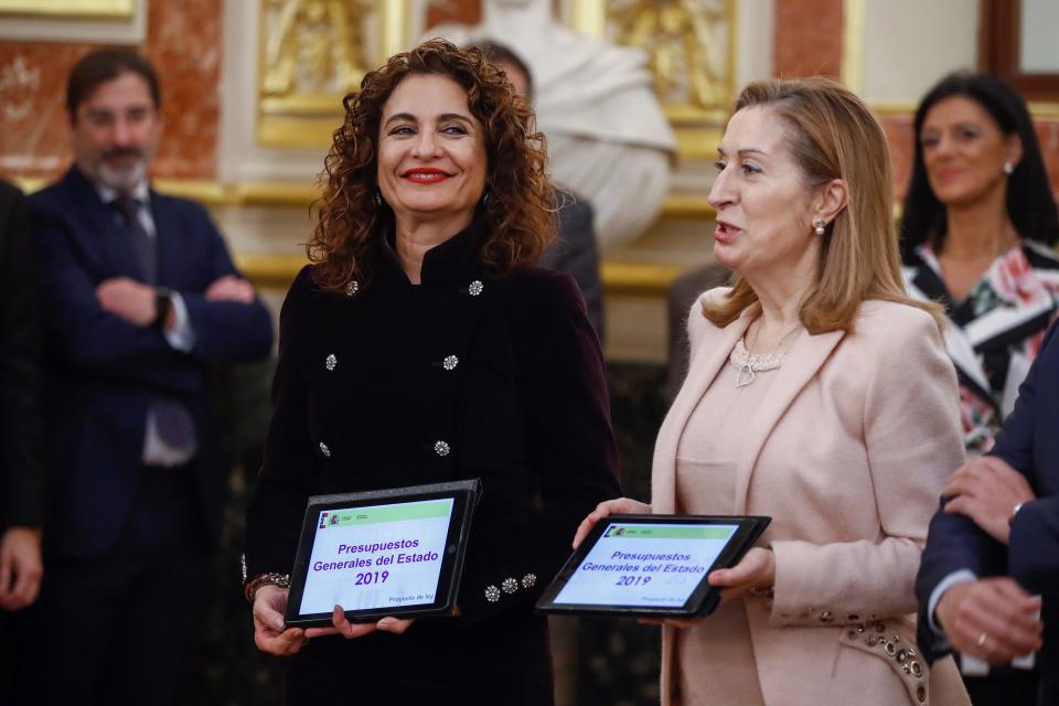 La ministra de Hacienda, María Jesús Montero (i), hace entrega a la presidenta del Congreso de los Diputados, Ana Pastor (d), el Proyecto de Presupuestos Generales del Estado para 2019 aprobado el pasado viernes en Consejo de Ministros y que son clave para el futuro del Gobierno de Pedro Sánchez. EFE/Emilio Naranjo