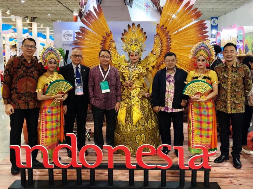 <p>A reporter from 4-Way Voice interviewed Taufiq Arfi Wargadalam, Chief of Protocol and Information Division at Indonesian Economic and Trade Office. Pitcured is the Indonesian Economic and Trade Office to Taipei participating in the 2019 Taipei International Travel Fair. Fourth from the left is Didi Sumedi, the office’s representative, and first from the left is Taufiq. (Courtesy of Indonesia Economic and Trade Office to Taipei)）</p>
