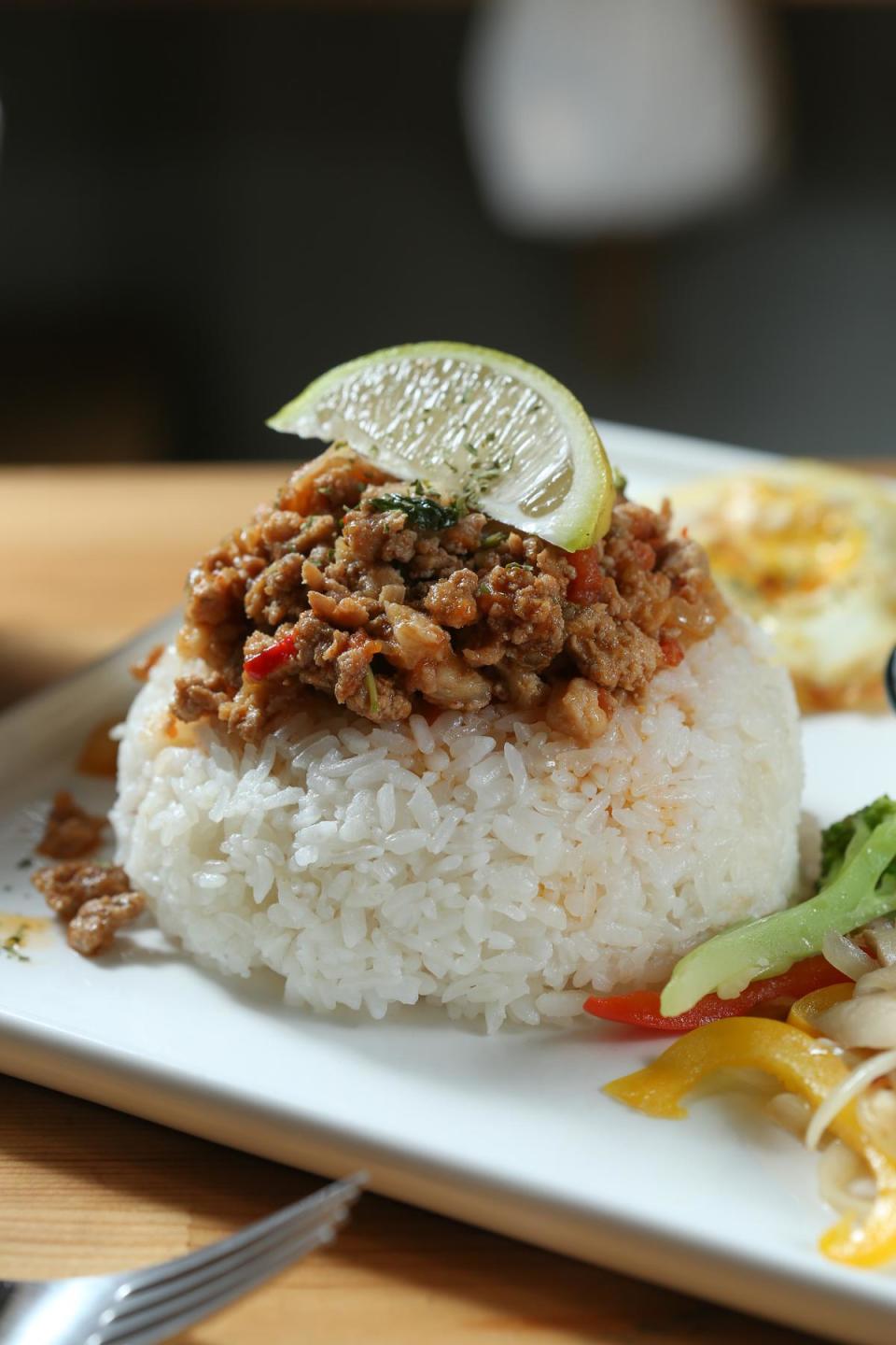 「打拋豬肉蓋飯」惹味噴香，不時搭配自家種的蔬菜。