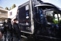Il furgone refrigerato contenente le dosi di vaccino è arrivato allo Spallanzani di Roma scortato dai Carabinieri. (AP Photo/Domenico Stinellis)