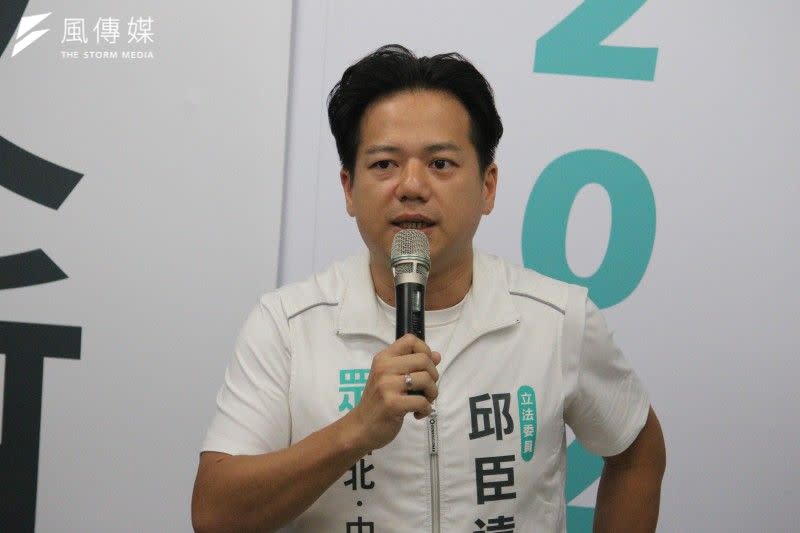 <cite>中和選區面臨「三腳督」局面，民眾黨新北中和立委參選人邱臣遠（見圖）的角色可能成為影響最終結果的關鍵。（鍾秉哲攝）</cite>