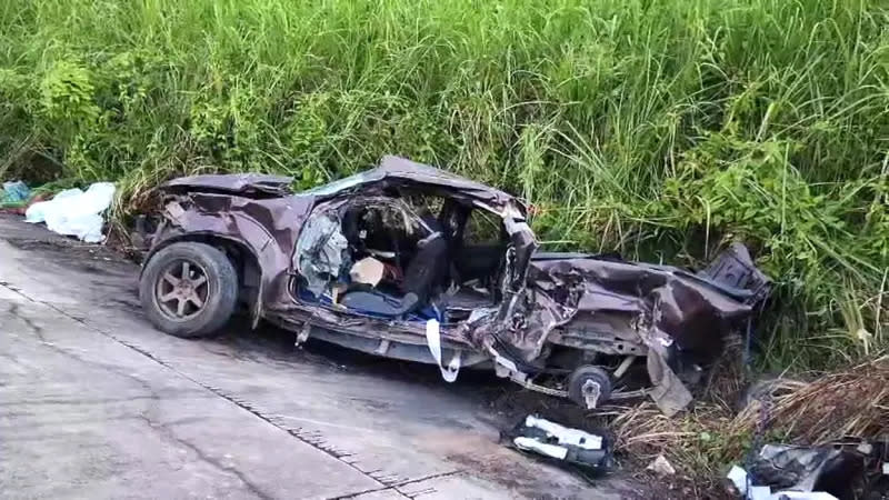 ▲泰國近日發生一起嚴重死亡車禍，一位男子開車帶著親戚正要去參加葬禮的途中，穿越平交道時被火車撞飛，導致5死2傷的不幸意外。（圖／翻攝自曼谷郵報）