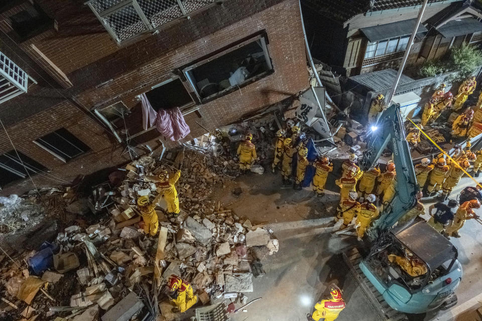 Unas personas lloran y reaccionan ante sus familiares tras ser rescatadas del Parque Nacional de Taroko, donde habían quedado varadas, en el condado de Hualien. (Lam Yik Fei/The New York Times)