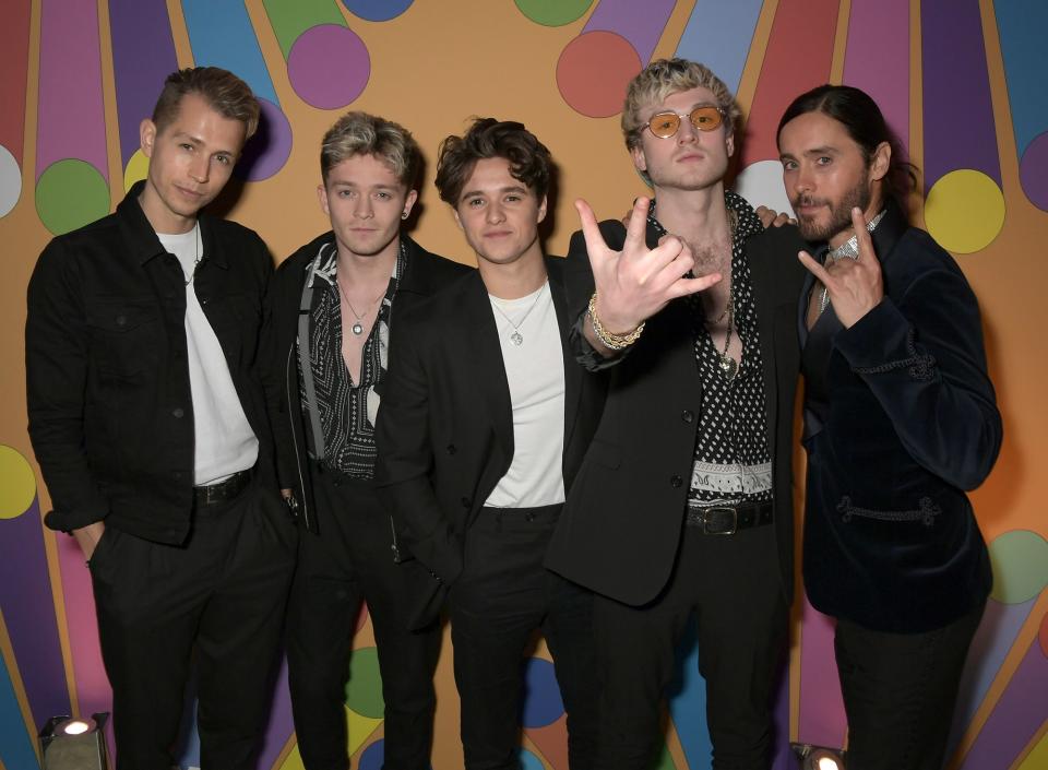 Tristan Evans, Connor Ball, Brad Simpson & James McVey of The Vamps with Jared Leto