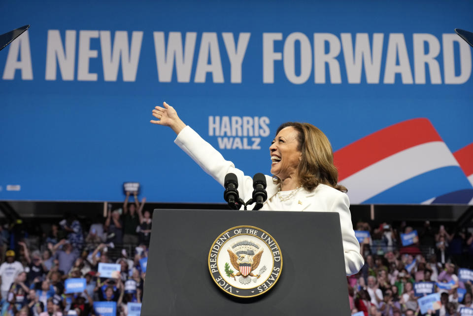 La vicepresidenta Kamala Harris, candidata demócrata a la presidencia de Estados Unidos, habla el jueves 29 de agosto de 2024 en un mitin de campaña en Savannah, Georgia. El letrero dice: 