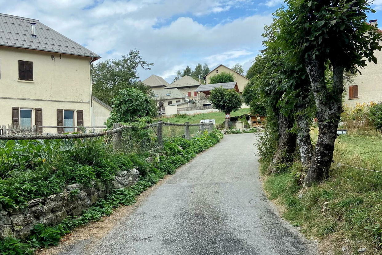 La rue du Haut Vernet (Alpes-de-Haute-Provence) où le petit Émile a été aperçu pour la dernière fois, le 8 juillet 2023.  - Credit:Valentine Arama