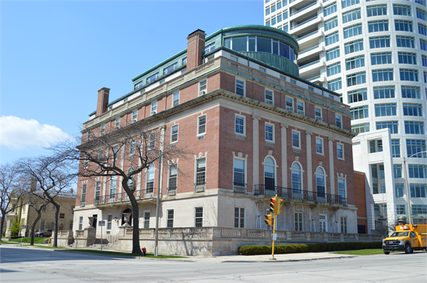 Northwestern Mutual has completed its $4.25 million purchase of downtown Milwaukee's former University Club.