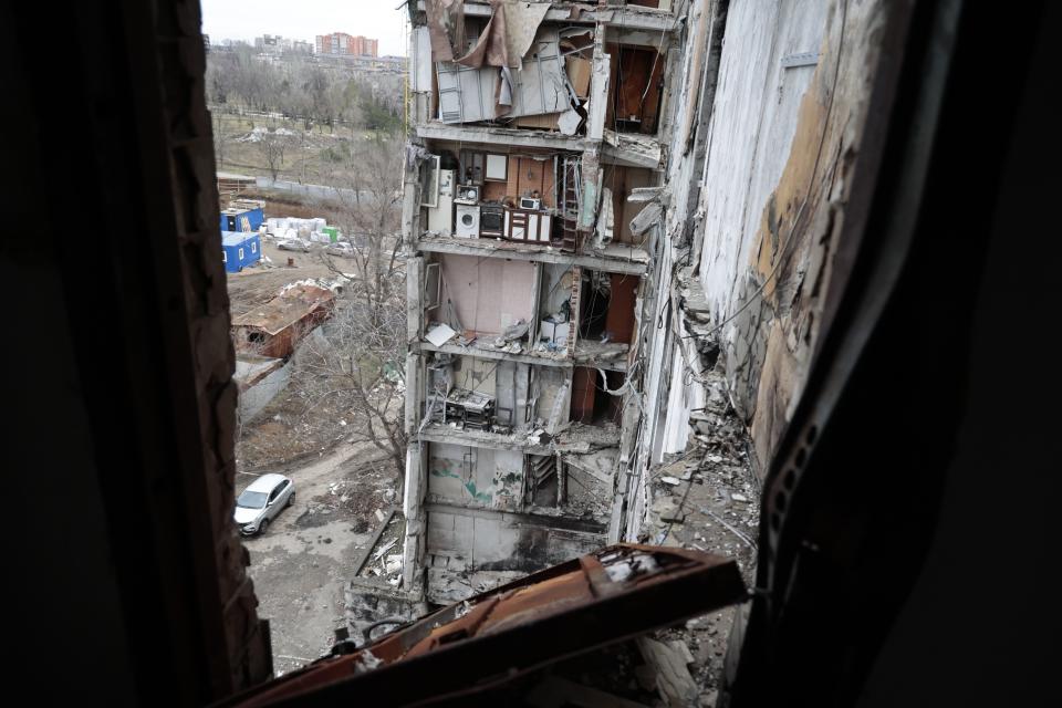 La vista de un edificio de apartamentos dañado durante un fuerte enfrentamiento en Mariúpol, en la región de Donetsk controlada por los rusos en el este de Ucrania, el 5 de enero de 2023. (Foto AP/Alexei Alexandrov)