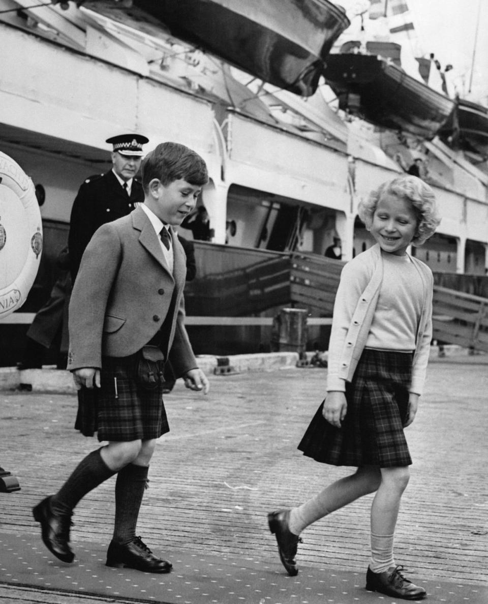 Les Enfants Royaux Debarquent Du Britannia