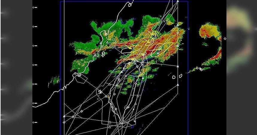 台灣北方及東方區域今（31）日天候惡劣，有大片雷雨胞，影響航機飛航路線，桃園機場自15時33分起至18時00分已有8架航機轉降高雄小港機場，另有2架航機轉降大陸機場。（圖／航空氣象網）