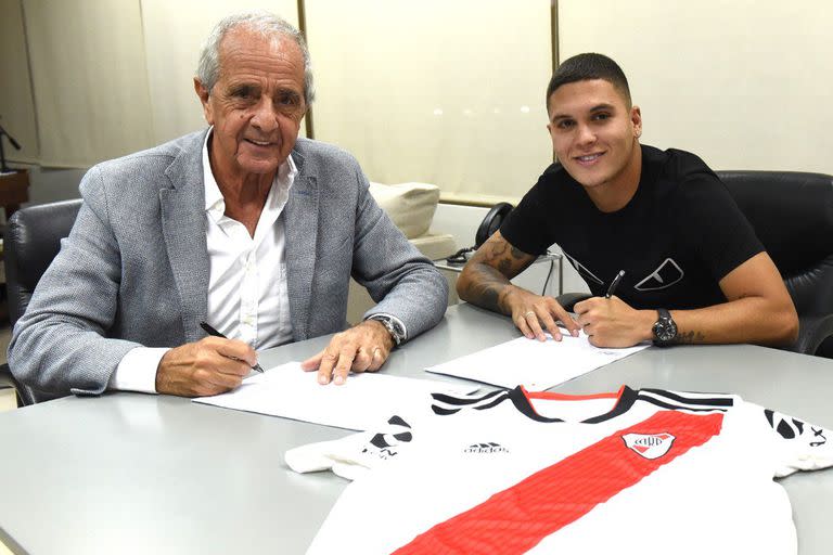 Quintero y D´Onofrio, durante la reunión en la que se firmó la extensión del contrato entre River y el futbolista.