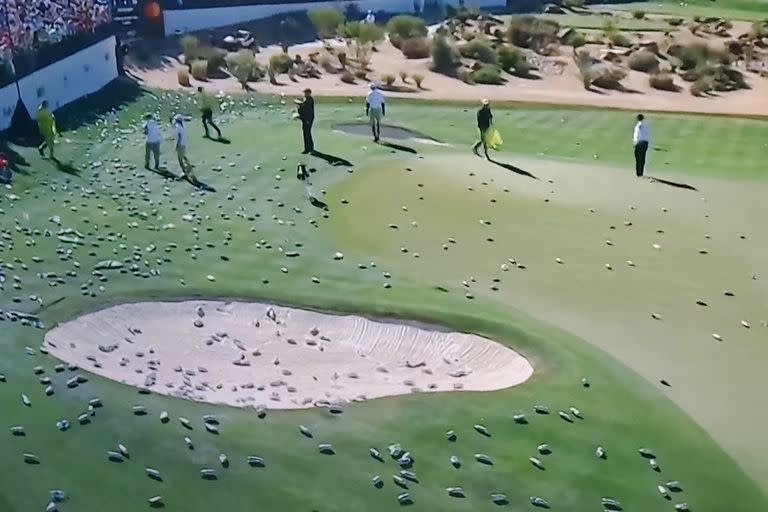 Así quedó el green del hoyo 16 en el TPC Scottsdale de golf: lleno de latas de cerveza