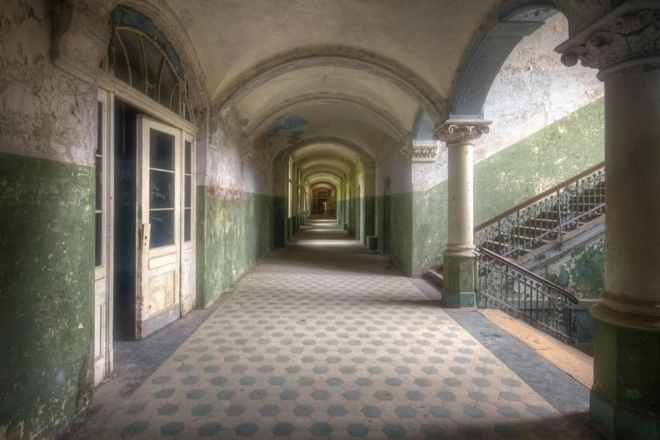 <p>An interior view of the rooms of an abandoned hospital which treated Adolf Hitler. (Roman Robroek/Caters News)</p>