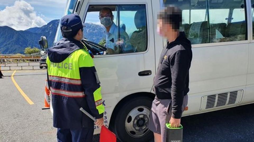 警方載男子到小風口搭接駁車到清境換電池。（圖／警方提供）