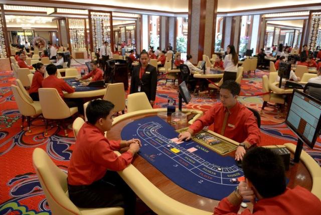 Top Philippine casino fires US managers