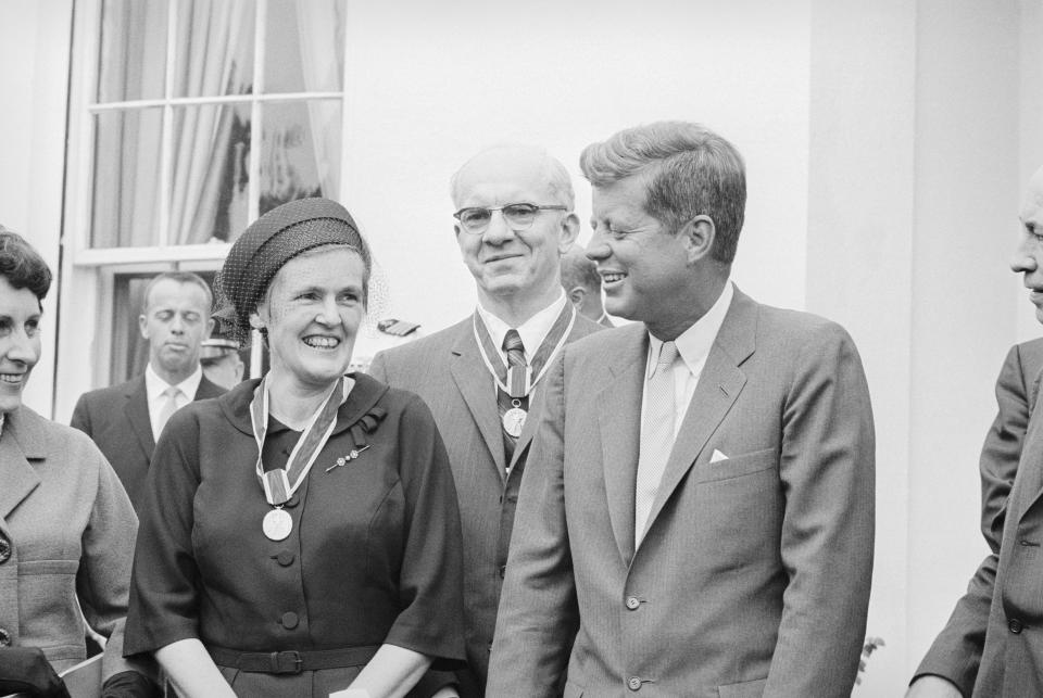 President John F. Kennedy stands with Dr. Frances Kelsey, the medical officer who prevented the sale of the birth defect-causing drug thalidomide in the United States. (Bettmann Archive via Getty images)