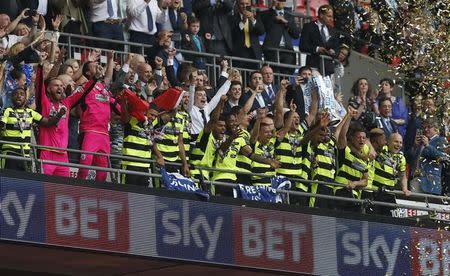 Britain Football Soccer - Reading v Huddersfield Town - Sky Bet Championship Play-Off Final - Wembley Stadium, London, England - 29/5/17 Huddersfield Town celebrate with the trophy after winning the Sky Bet Championship Play-Off Final and getting promoted to the Premier League Action Images via Reuters / Matthew Childs Livepic