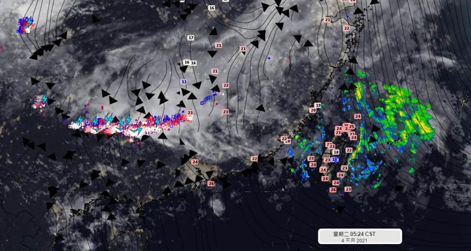 大陸南方有鋒面發展帶來劇烈降雨，但鋒面明天接近台灣時顯著減弱，降雨可能不多。圖為衛星雲圖。(翻攝自 彭啟明臉書)