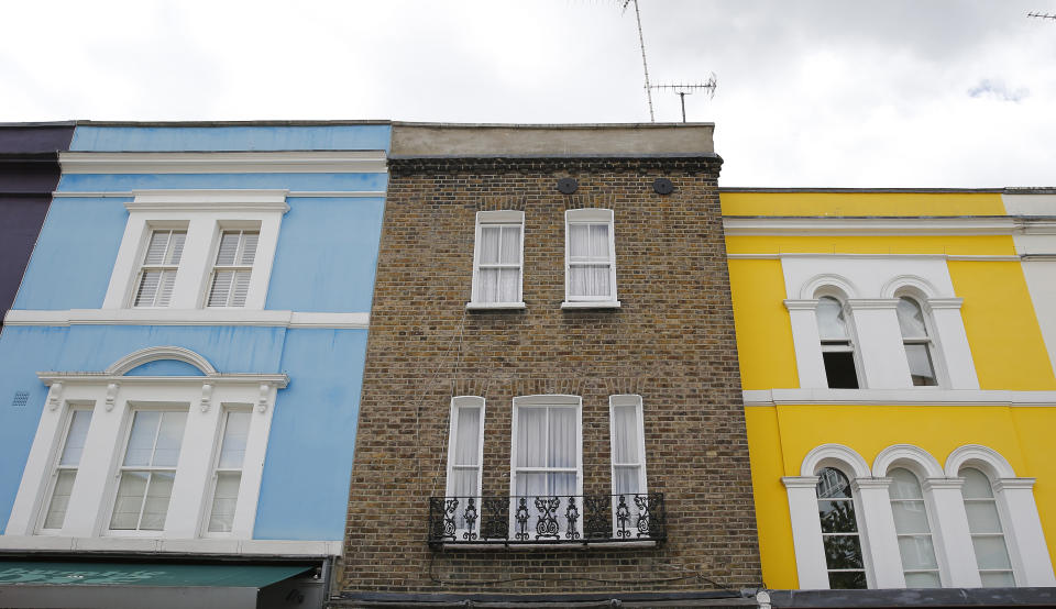 A row of houses are seen in London, Britain June 3, 2015. British house prices rose at their slowest annual rate in nearly two years in May, as growth continued to moderate after double-digit increases in the middle of 2014, figures from mortgage lender Nationwide showed on Wednesday. REUTERS/Suzanne Plunkett