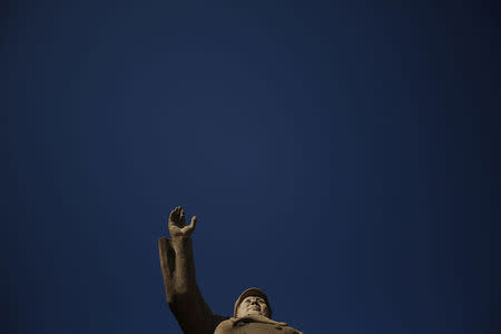 A statue of China's late Chairman Mao Zedong is seen on a sunny day in Beijing November 17, 2014. REUTERS/Kim Kyung-Hoon