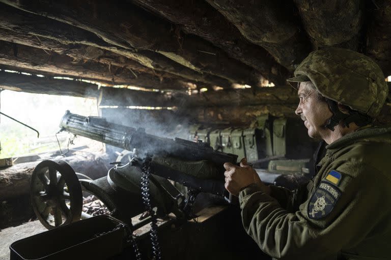 Un soldado ucraniano de la 28ª brigada dispara un cañón Maxim hacia las posiciones rusas en la línea del frente en la región de Donetsk, Ucrania, miércoles 21 de junio de 2023.
