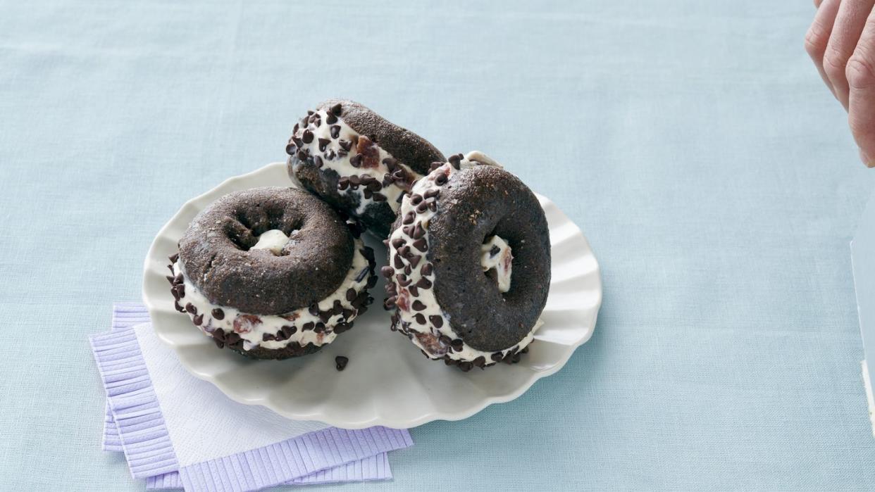 pioneer woman chocolate donut ice cream sandwiches