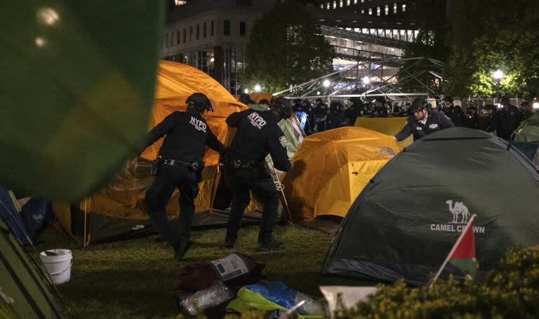 Agentes del Departamento de Policía de Nueva York allanaron el campamento de manifestantes pro palestinos en la Universidad de Columbia el martes 30 de abril de 2024 en Nueva York.