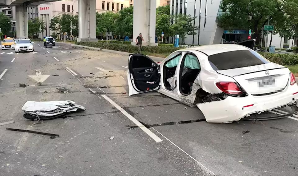 白色轎車車輪都被撞掉了。（圖／翻攝自重機車友 ❘ 各區路況、天氣回報中心臉書）