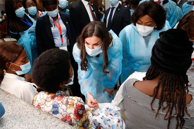 La reina Letizia con un bebé en Angola