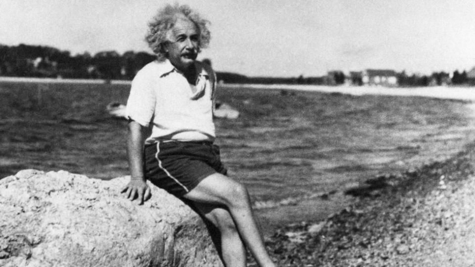 Albert Einstein junto a la costa.