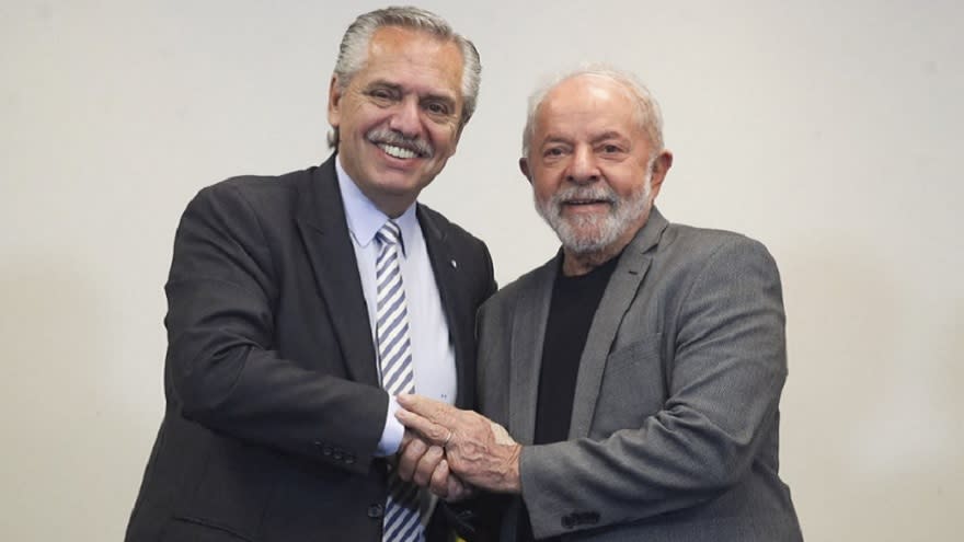 Alberto Fernández viajó a la ceremonia de asunción de Lula y apuesta a que la cercanía con el mandatario brasileño revitalice la posición del gobierno argentino