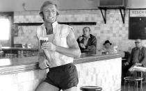 Einfach nur lässig: "Crocodile Dundee"-Star Paul Hogan in kurzen Hosen in einem Pub in Sydney. (Bild: John Carnemolla/Corbis via Getty Images)