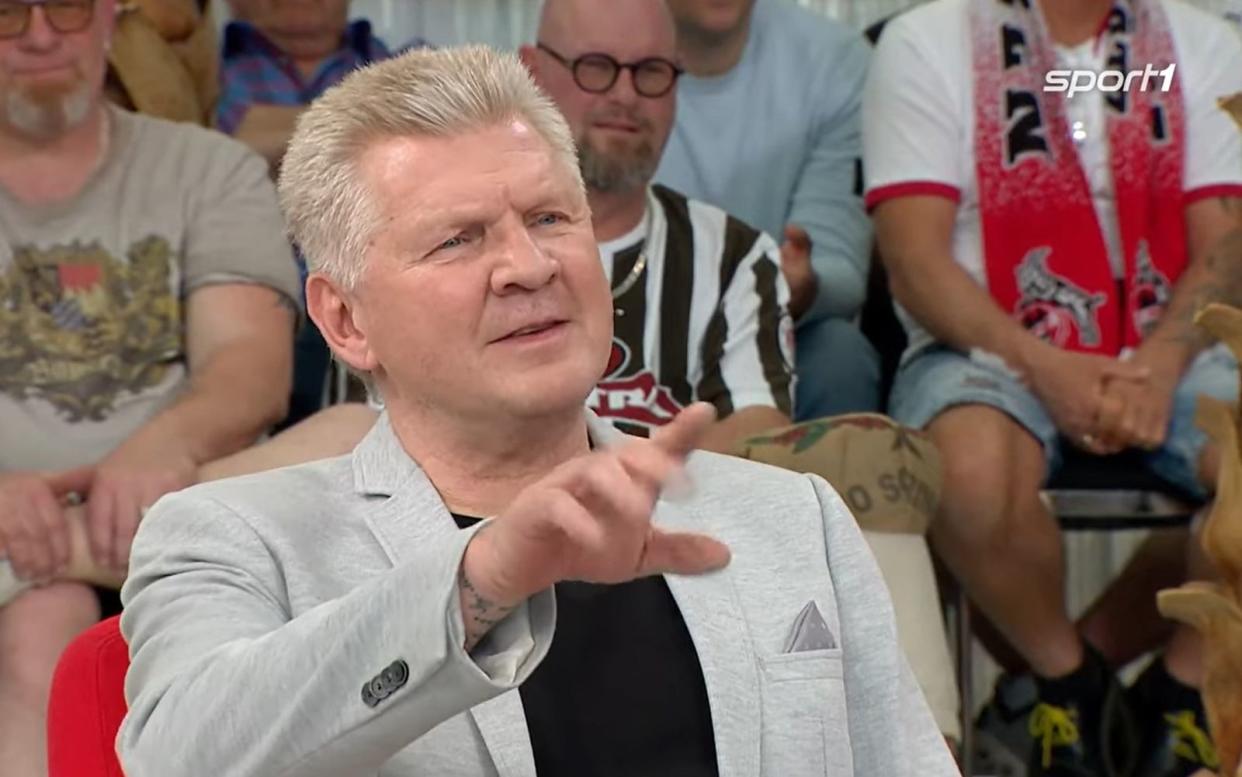 "Ist das jetzt live", fragte Stefan Effenberg, als plötzlich seine Frau interview wurde. (Bild: SPORT1)