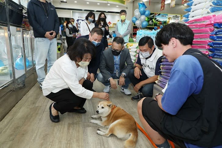 慈愛醫院東森寵物嘉義西區旗艦店開幕　黃敏惠剪綵祝福