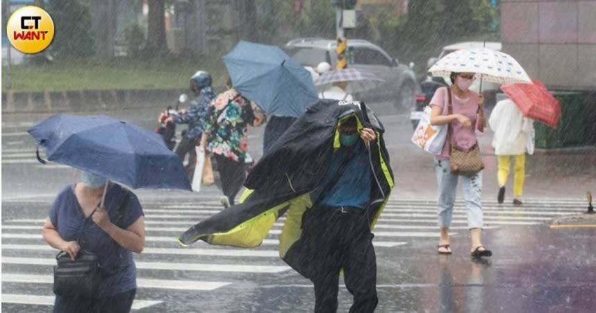 氣象署稍早發布大雨特報。（示意圖／黃威彬攝）