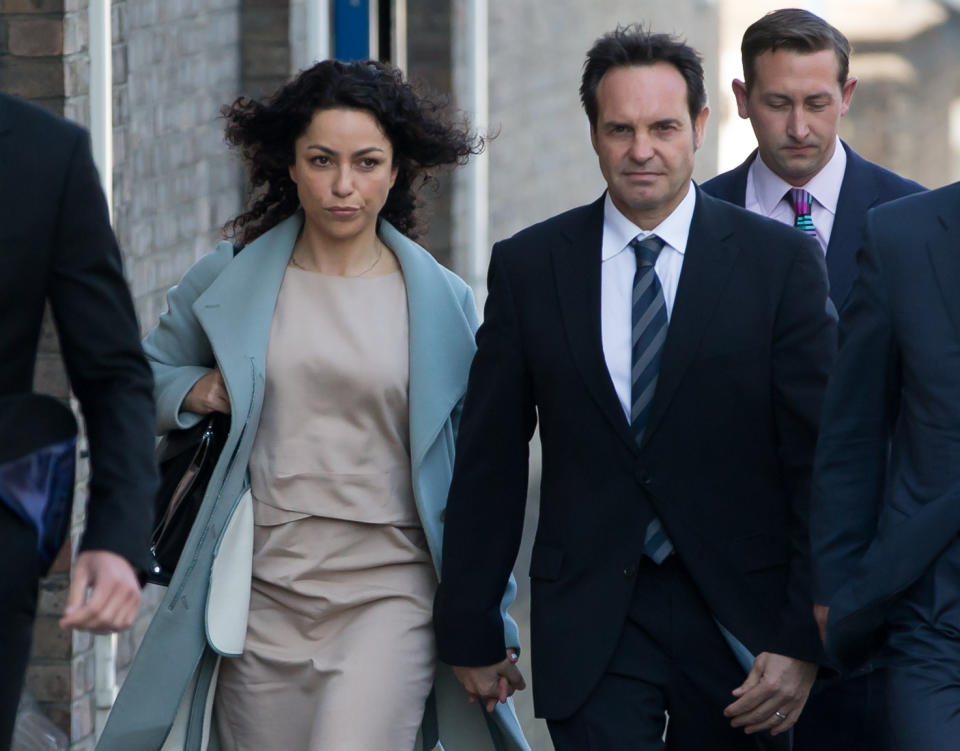 La exmédica del Chelsea, Eva Carneiro, llega al tribunal de Croydon, Londres, junto a su marido, el explorador Jason De Carteret, el 6 de junio de 2016 (AFP | Daniel Leal-Olivas)