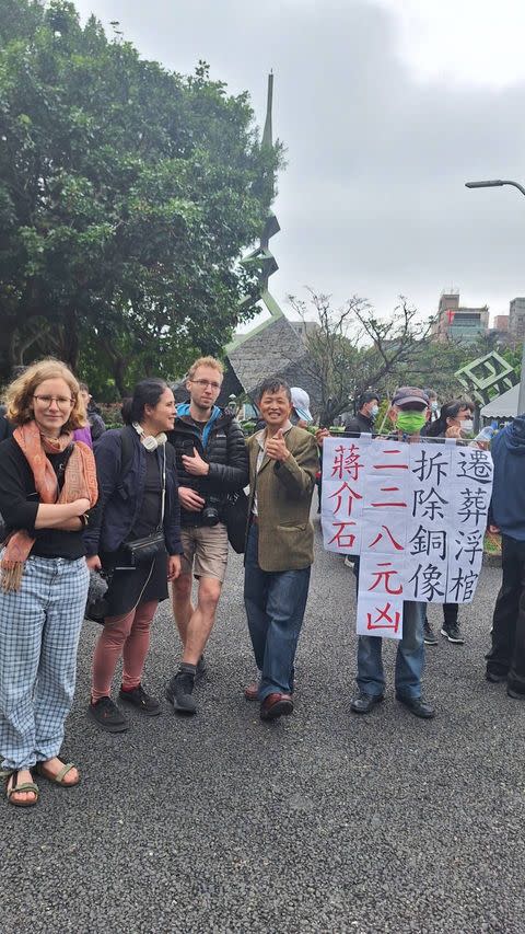 「台灣國」理事長陳峻涵（左四）今天表示，轉型正義暨蔣介石銅像議題再度受到國際媒體關注，外媒再度來「台灣國」採訪二二八等相關議題。（陳峻涵提供）